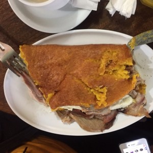 Cachapa mixta (pernil con queso telita)