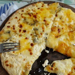 Pizza a la crema 4 quesos