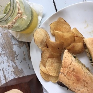 "Steak" lomito con rugula, queso parmesano y cebollas caramelizadas con cardamomo y jugo de parchita con hierbabuena