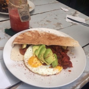 Huevos Rancheros y Limonada de Fresa