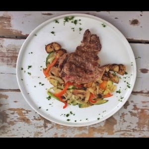 lomito con vegetales y papas rusticas