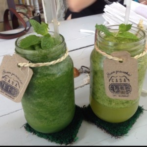 Limonada y Parchita (con hierva buena y menta)