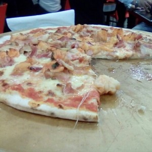 Pizza de camarones y tocineta
