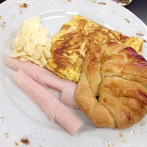 Omelette de Jamon y Queso croissant