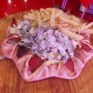 Pizza volcan con Ensald. cesar y papitas
