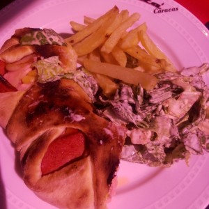 pizza volcan servida en plato.