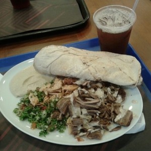 Plato shawarma mixto y nestea...