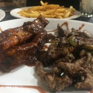 costillas bbq, ensalada cesar y papas fritas