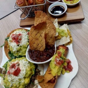 En primer plano, plato de degustación Nro. 4 y al fondo antojitos de mozzarella, muy completos!