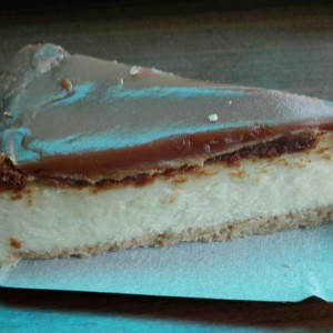 Torta de Queso con topping de arequipe 