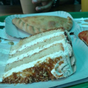 marquesa de almendras; de fondo una empanada de carne molida