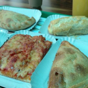empanadas de pollo y de carne; pizza; pastelito de queso