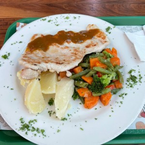 Pollo con miel mostaza, papas al vapor y vegetales salteados 