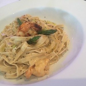 Fettuccine con esparragos y gambas