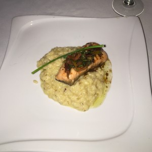 salmon al grill sobre rissoto de parmesano
