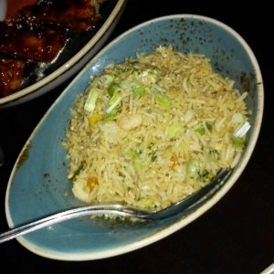 Arroz frito con camarones