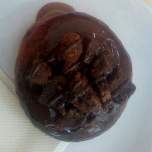 donna con brownie encima