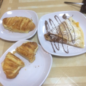 Croissant de pavo y queso, y crepe de chocolate con frutas