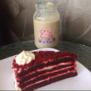 Frapuccino de chocolate blanco y torta Red Velvet