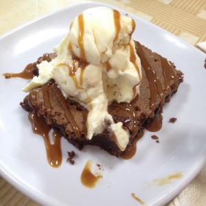 Brownie con helado de dulce de leche 