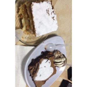 brownie con helado y milhojas 