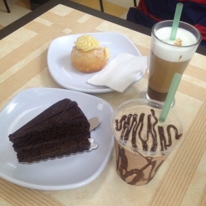 frapuccino tradicional y chocolate. bomba y torta de chocolate