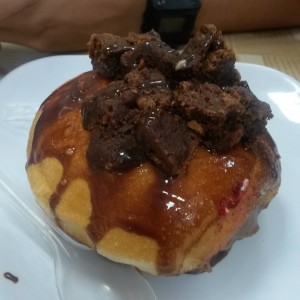 Dona Rellena con toping de brownie