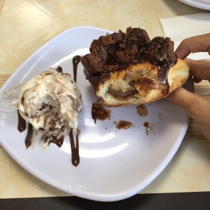 Dona rellena con helado de ferrero