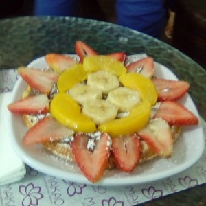 Waffle de chocolate y frutas