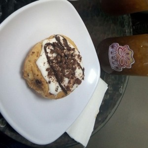 Dona de chocolate con topping de Oreo
