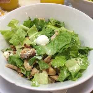 ensalada de queso de cabra con uvas, pollo y tocinera 