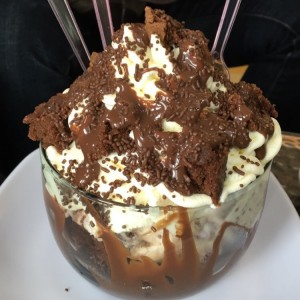 Copa de brownie con helado