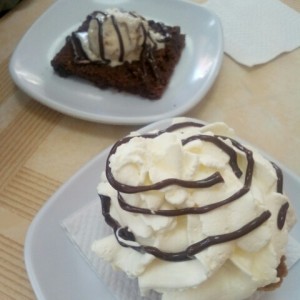 brownie con helado y helado tulipan