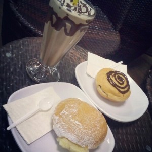 Bomba de crema pastelera, Dona rellena de chocoavellana y Frapuccino