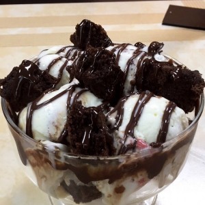 helado de oreo con nutella y brownie