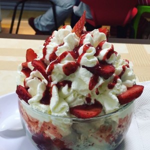 helado de varios sabores con fresas