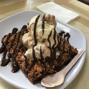 brownie con helado