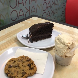 helado de coco con nutella y torta de chocolate