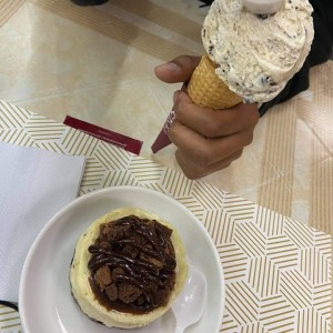 cheese cake de brownie y barquilla de oreo. muy buenos