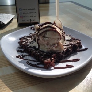 Brownie con helado