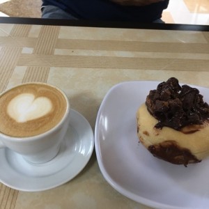 cafe con leche y Dona Brownie