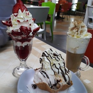 fresas con crema. canasta de helado con 3 sabores y frappucino caliente