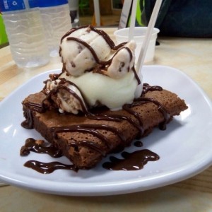 brownie con helado