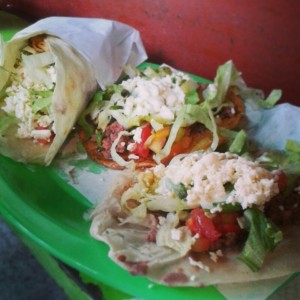 Burrito de pollo y tostadas de carne