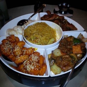 Plato Degustacion con Tallarines Estilo Singapur