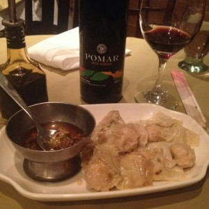 Wanton al Vapor, Relleno de Pollo y Camarones, su Salsa de Cebollin y Vino en descorche
