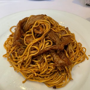 Tallarines con lomito en salsa de ostras