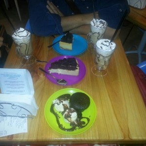 cheesecake de brownie y volcan de chocolate 