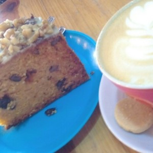 torta de zanahoria y capuchino 