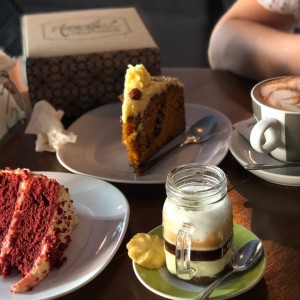 red velvet, torta de zanahoria, moka y bombon amelie